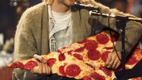 Penggemar Curt Cobain pasti tertawa melihat kreasi Shusaku yang satu ini. Pasalnya musisi itu tak memetik sebuah gitar. Melainkan sebuah pizza jumbo. Foto: Instagram shusaku1977