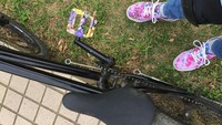 Yuko memamerkan pedal sepeda yang sudah diganti sehingga cocok dengan warna sepatunya. Olahraga memang seharusnya tidak menyiksa dan bisa dinikmati. (Foto: Instagram/nakagawa.yuko)