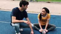 Karena suatu hal, Lana dan Noah sepakat untuk pura-pura menjadi pasangan kekasih. Dok. Instagram/netflix