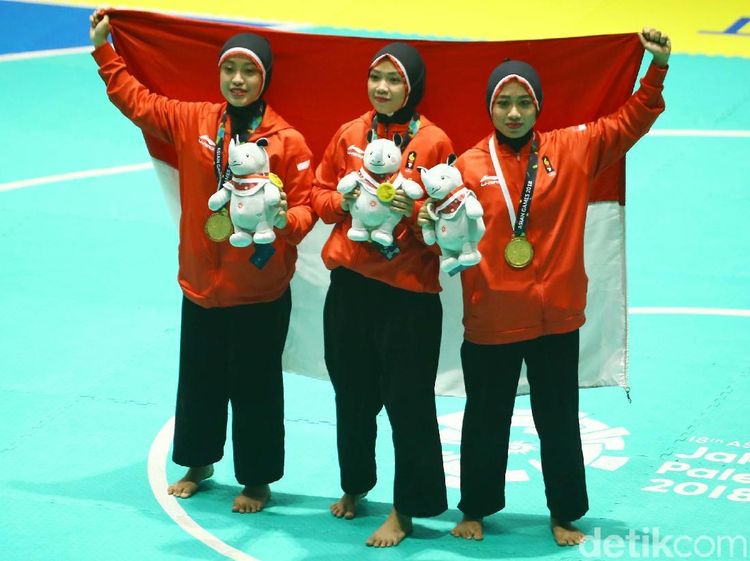 Pencak Silat Regu Putri Tambah Emas Indonesia
