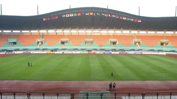 Sejumlah bendera negara peserta Asian Games 2018 terbentang di Stadion Pakansari, Cibinong, Kabupaten Bogor, Jawa Barat, Senin (6/8). Venue sepak bola Asian Games 2018 di Jawa Barat seperti Stadion Pakansari Kabupaten Bogor, Stadion Patriot Kota Bekasi, Stadion Wibawamukti Kabupaten Bekasi dan Stadion Si Jalak Harupat Kabupaten Bandung telah siap 100 persen. ANTARA FOTO/Arif Firmansyah/foc/18.