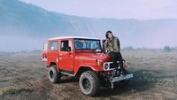 Selain Bandung, Jorji juga pernah liburan ke Bromo. Tampak dari fotonya yang tengah berpose di atas jeep dengan latar pasir berbisik yang populer (greegoriaa/Instagram)