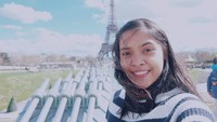 Kehebatannya bermain bulu tangkis juga membawa Jorji ke Prancis. Hal itu tampak dari latar belakang Menara Eiffel di Paris (greegoriaa/Instagram)