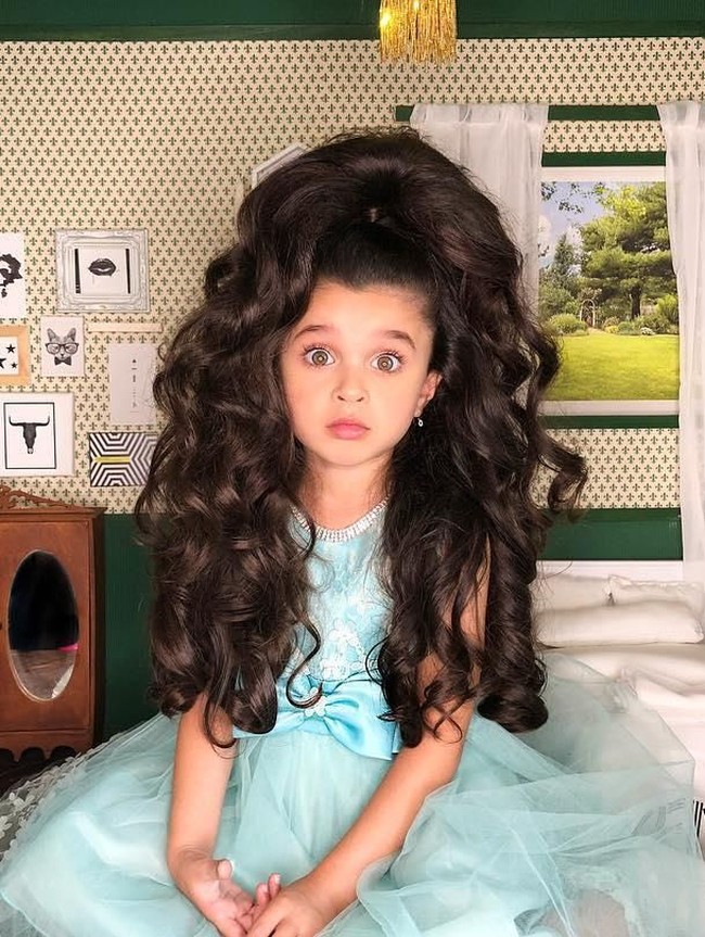 Berambut panjang dengan sinar mata kehijauan plus senyum yang manis, Mia membuat netizen terpesona. Foto: Instagram/@miaaflalo