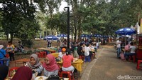 Kalau di area ini, pengunjung bisa makan di bawah rimbunnya pepohonan. Lokasinya lebih luas namun bersih dan tertata rapi. Ada toilet umum juga di bagian dalam area. Foto: Devi S. Lestari / detikFood