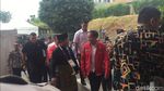 Potret Pelukan Bertiga Jokowi-Prabowo-Peraih Emas Pencak Silat