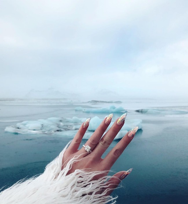 Aku jujur sangat terkejut dan tentu sangat bahagia. Untuk orang-orang yang heran mengapa aku pakai dress, ebelum perjalanan, King menyuruhku membawa gaun besar untuk pemoretan pasangan jadi aku tidak pernah mengira apa-apa, katanya kepada situs Wedding Scoop. Foto: Instagram @willamazing