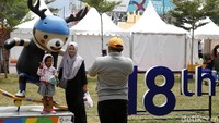 Anak-anak hingga orang dewasa tak ingin kelewatan berfoto bersama maskot Asian Games 2018 itu.