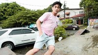 Juan Bione Subiantoro alias Bio sapaan akrabnya, salah satu artis cilik yang kini hobi bermain skateboard. Cool banget gayanya! (Foto: Instagram)