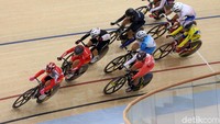Atlet balap sepeda putri Indonesia Ayustina Delia Priatna saling beradu cepat pada Kategori Omnium Scratch Putri Balap Sepeda Track Asian Games 2018.