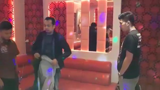 Tiga pelaku ditangkap saat lagi asyik nyanyi di tempat karaoke
