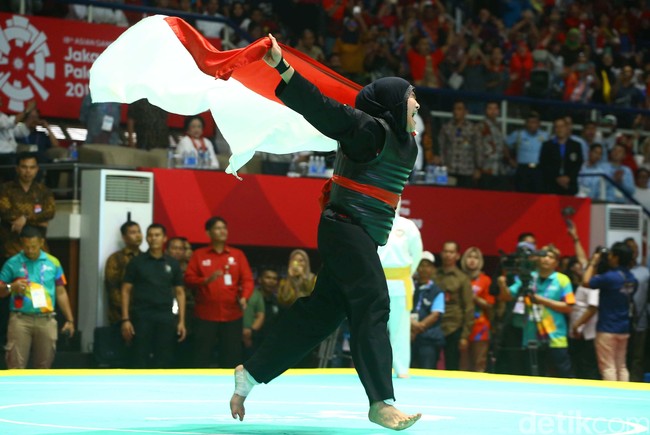 Masih dari pencak silat, Pipiet Kamelia juga menyumbangkan emas untuk nomor tarung Kelas D (55-60Kg). Ia meraih medali emas ke-28 untuk Indonesia dan berhak mendapatkan bonus Rp 1,5 M. Foto: Grandyos Zafna