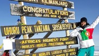 Tak hanya cantik, Sara juga terkenal tangguh. Ini buktinya, Sara berhasil mendaki ke Gunung Kilimanjaro di Afrika. (sarasampaio/Instagram)