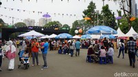 Area makannya ada meja dan kursi yang dilengkapi payung besar sehingga pengunjung bisa makan tanpa terpapar terik matahari. Zona Bhin Bhin juga dilengkapi panggung hiburan yang menampilkan pertunjukkan musik. Foto: Devi S. Lestari / detikFood