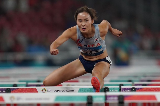 Inilah aksi keren Jung Hyelim saat meloncati halang rintang. Dia sukses mencapai finish dengan tanpa satupun halang rintang yang jatuh, dengan catatan waktu 13.20 detik. Foto: Getty Images