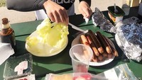  Wah, ternyata atlet yang memiliki tinggi badan 191 meter itu menyukai sosis. Ia terlihat akan memotong salah satu sosis panggang yang tersaji. Foto: Instagram china_ning_  