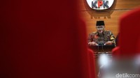Merry diduga menerima suap dari Tamin Sukardi yang duduk sebagai terdakwa dalam perkara yang diadili. Merry duduk sebagai hakim anggota bersama Sontan Merauke Sinaga dengan ketua majelis hakim Wahyu Setyo Wibowo.