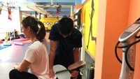 Tidak hanya teknik berenang, Liu juga olahraga di gym untuk melatih otot-otot tubuhnya. (Foto: Weibo/kristyiiii)