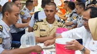 Ketika berkunjung ke sekolah pelayaran di Marunda, Budi Karya yang lahir pada 18 Desember 1956 malah sibuk melayani nasi untuk para pelajar. Wah gimana rasanya dilayani pak menteri nih? Foto: Instagram @budikaryas