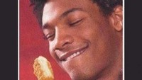 Kalah deh tatapan romantis pacar ke kamu. Pria ini melihat potongan fried chicken dengan pandangan sepenuh hati. Foto: Istimewa