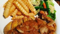 Sederhana tapi tetap menggoda selera. Chicken cordon bleu punya @iwansalim88, dipadukan dengan saus dan potongan jamur rebus, serta kentang goreng renyah. Foto: Instagram