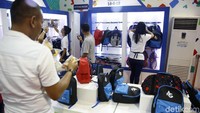 Pihak store yang berada di kawasan Jakabaring itu pun menjanjikan me-Re-stock koleksi boneka Atung, Bhinbhin dan Kaka sejak kemarin malam yang dikumpulkan dari  merchan store di Alfamart yang ada di seluruh Palembang.