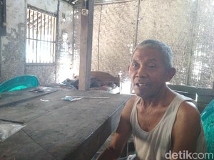 Tinggal di Rumah Nyaris Ambruk, Ini Potret Keluarga Rahmad di Blitar