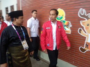 Prabowo Sambut Jokowi yang Tonton Pencak Silat