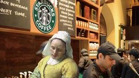  Kali ini mengedit salah satu karya pelukis ternama asal Belanda bernama Johannes Vermeer. Sosok wanita yang ada pada lukisannya diedit seolah tengah bekerja di gerai kopi Starbucks. Foto: Instagram shusaku1977