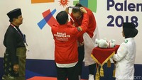 Jokowi mengaluhkan emas kepada pesilat peraih emas.
