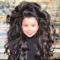 Gadis cilik asal Tel Aviv, Israel, ini jadi bintang Instagram setelah foto-fotonya dengan rambut panjang dan tebal beredar di internet. Foto: Instagram/@miaaflalo