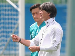 Loew Berkali-kali Ditolak Oezil Usai Pensiun dari Timnas Jerman