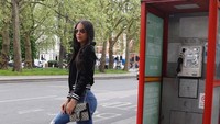Gaya santainya saat di London, Inggris (jenselter/Instagram)