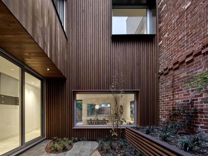 Rumah yang dibangun oleh Melbourne Design Studio ini memiliki konsep ramah lingkungan. Bahan bangunan menggunakan sisa sisa material pabrik sepatu.