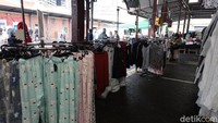 Berbagai baju-baju murah berkualitas juga tersedia di QVM (Shinta/detikTravel)