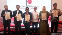 Sebagian anggota yang mendapatkan penghargaan hadir kecuali Azis Syamsudin, Hendrawan Supratikno dan Inas Nasrullah Zubir.