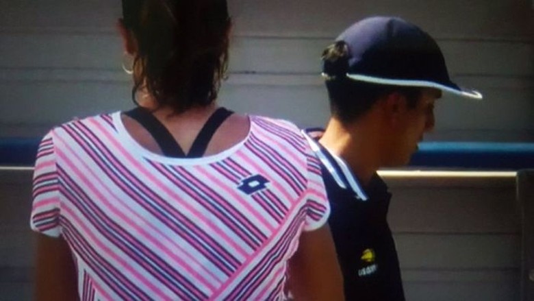 Ganti Baju di Lapangan, Petenis Perempuan Dinilai Langgar Kode Etik Ganti Baju di Lapangan, Petenis Perempuan Dinilai Langgar Kode Etik