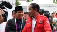Prabowo dan Jokowi juga terlihat akrab saat berjalan menuju ke arena Pencak Silat. Bahkan, Prabowo terlihat sempat memegang lengan Jokowi. (Foto: Laily Rachev - Biro Pers Setpres)