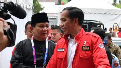 Potret Jokowi-Prabowo Mesra Sejak di Parkiran Hingga Berpelukan