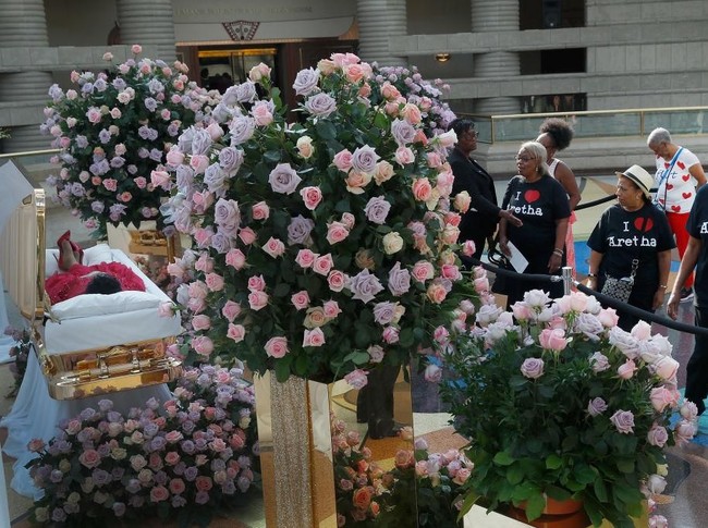 Disegani sebagai diva sepanjang kariernya, Aretha pun bersolek dalam kematiannya. Jenazah ibu tiga anak itu dibaringkan di dalam peti terbuka berlapiskan emas 14 karat. Menurut Telegraph, peti yang sama juga dipakai untuk mendiang Michael Jackson dan James Brown. (Foto: Getty Images)