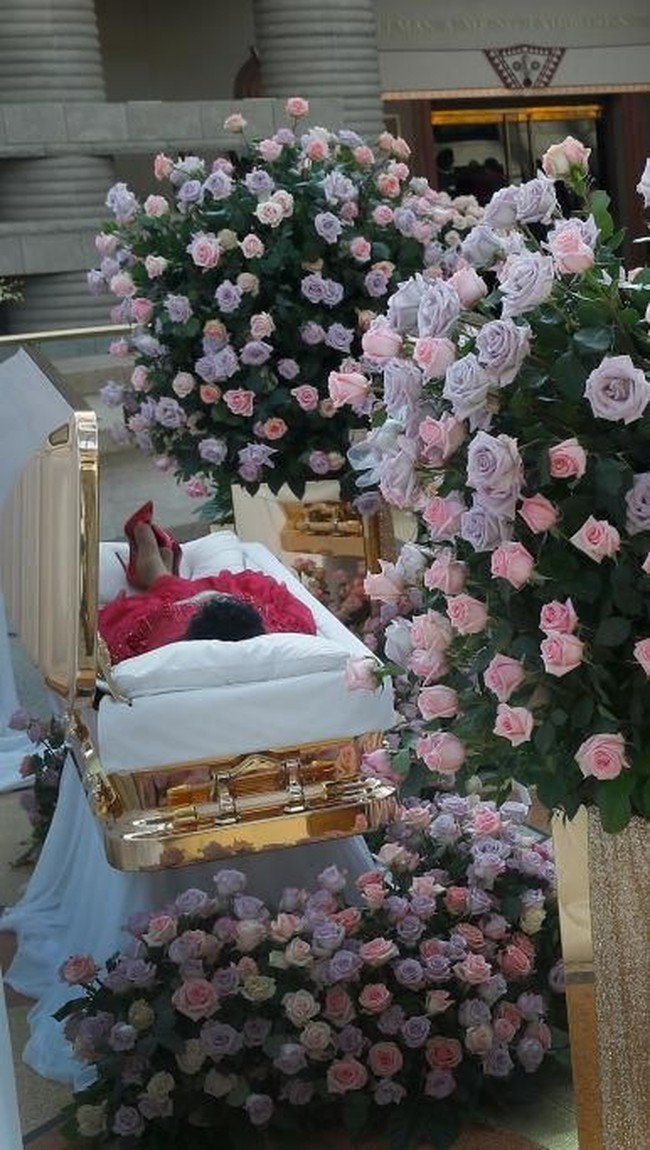 Tak cuma itu, tubuh Aretha juga dibungkus dengan gaun cantik berwarna merah. Linda Swanson, wakil presiden eksekutif Swanson Funeral Home, mengatakan, gaun yang dirancang khusus untuk Aretha tersebut terbuat dari lace dengan rok berbahan tulle dan chiffon. (Foto: Getty Images)