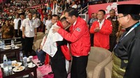 Hanifan berpelukan terlebih dahulu dengan Jokowi, kemudian Prabowo. (Foto: Laily Rachev - Biro Pers Setpres)