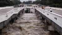 Sebuah jembatan yang menghubungkan Yangon dengan Mandalay terpaksa ditutup sebagai pencegahan. Jembatan itu belum dilanda banjir, namun aliran air di bawahnya sangat deras sehingga mengkhawatirkan. Foto: REUTERS/7Day News
