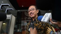 Ary yang tiba sekitar pukul 10.02 WIB, berada di KPK hampir sekitar tiga jam. Saat keluar, Ary memilih untuk tidak berkomentar banyak. Waduh, pertanyaannya kan saya jangan share, ujar Ary kepada wartawan, Rabu (29/8).