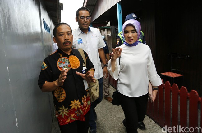 Selain turban, gaya hijab yang juga sering diterapkan Nicke dalam kesehariannya saat bekerja adalah hijab ala ibu pejabat. Pemakaian hijab ini biasanya memakai hijab segiempat. Cara memakainya pun mudah dengan hanya menggunakan satu pentul dan diikat ke belakang. Foto: Agung Pambudhy/detikcom