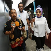 Selain turban, gaya hijab yang juga sering diterapkan Nicke dalam kesehariannya saat bekerja adalah hijab ala ibu pejabat. Pemakaian hijab ini biasanya memakai hijab segiempat. Cara memakainya pun mudah dengan hanya menggunakan satu pentul dan diikat ke belakang. Foto: Agung Pambudhy/detikcom