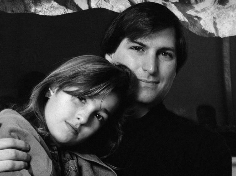 Kegetiran di Balik Potret Steve Jobs dan Putri Kandungnya