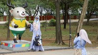 Tak hanya laris manis dipasaran, maskot Asian Games Atung Bhinbhin dan Kaka juga menjadi spot foto paling diminati oleh masyarakat yang berkenjung di venue pertandingan Asian Games 2018.