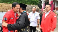 Ketua Ikatan Pencak Silat Indonesia (IPSI) Prabowo Subianto menyambut Presiden Joko Widodo saat tiba di arena Pencak Silat Asian Games. Prabowo dan Jokowi juga terlihat sempat cipika-cipiki. (Foto: Laily Rachev - Biro Pers Setpres)