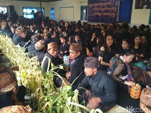 Menengok Warga Suku Tengger Bromo Gelar Peringatan Hari Raya Karo